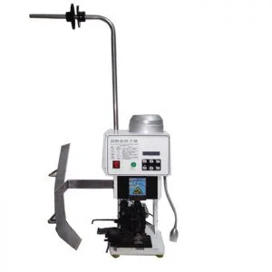  Kablo kuyruğu fişini yapmak için AC terminalini kabloya kıvırın.