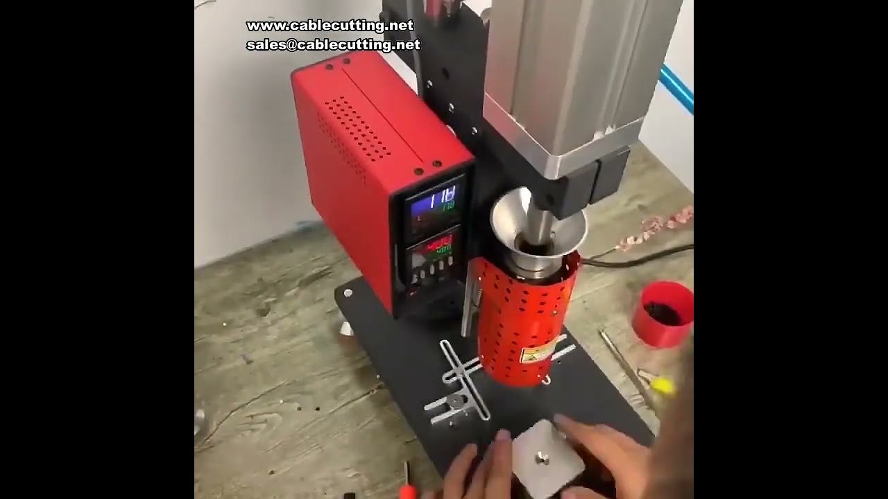 100G Yarı Otomatik Pnömatik Enjeksiyon Kalıplama Makinesi - Kulaklık, Güç Kablosu, USB Fiş Üretimi